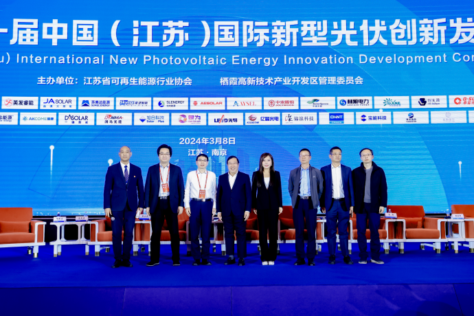 英发睿能荣获“优秀光伏电池/组件”奖，张敏女士获颁“光伏卓越人物”称号